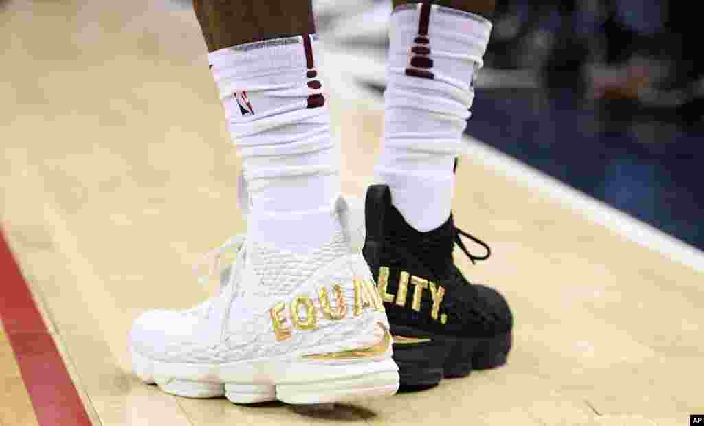លោក LeBron James នៃក្រុម Cleveland Cavaliers ពាក់ស្បែកជើងពណ៌ស និងខ្មៅ ដែលមានសរសេរពាក្យថា «សមភាព»។