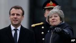 Francuski predsednik Emanuel Makron i britanska premijerka Tereza Mej tokom sastanka u vojnoj akademiji Sendhurst