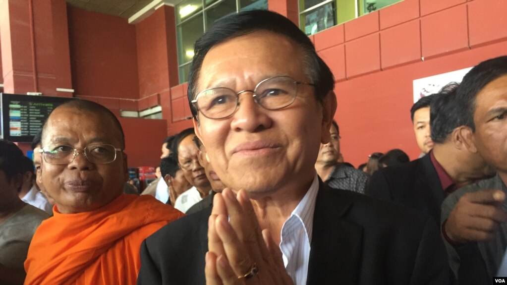លោក​ កឹម សុខា​ ប្រធានគណបក្ស​សង្គ្រោះជាតិ​ ជម្រាប​សួរ​អ្នកគាំទ្រ​គណបក្ស​នៅ​អាកាសយាន​ដ្ឋាន​អន្តរជាតិ​ភ្នំពេញ​ បន្ទាប់​ពី​លោក​បាន​វិល​ត្រឡប់​ពី​សហរដ្ឋអាមេរិក​វិញ​ កាលពី​ថ្ងៃ​ទី​១៦​ ខែ​ឧសភា​ ឆ្នាំ​២០១៧។ (ហ៊ុល រស្មី/VOA)