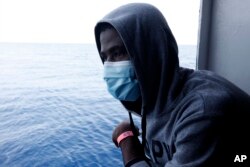 Migran asal Guinea, Amadou Traoré melihat ke Laut Mediterania saat menunggu kapal yang ditumpanginya berlabuh di pelabuhan Augusta, pulau Sisilia, Italia, Senin, 27 September 2021.