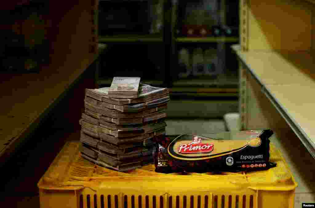 A 1kg package of pasta is pictured next to the 2,500,000 bolivars, the equivalent of $.38 USD, it would cost to buy it.