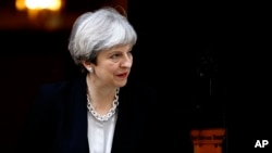 Britain's Prime Minister Theresa May walks to welcome Ukraine's President Petro Poroshenko before their talks, at 10 Downing Street in London, April 19, 2017.