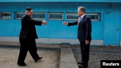 Lãnh tụ Triều Tiên Kim Jong Un và Tổng thống Hàn Quốc Moon Jae-in gặp nhau vào tháng 4/2018.