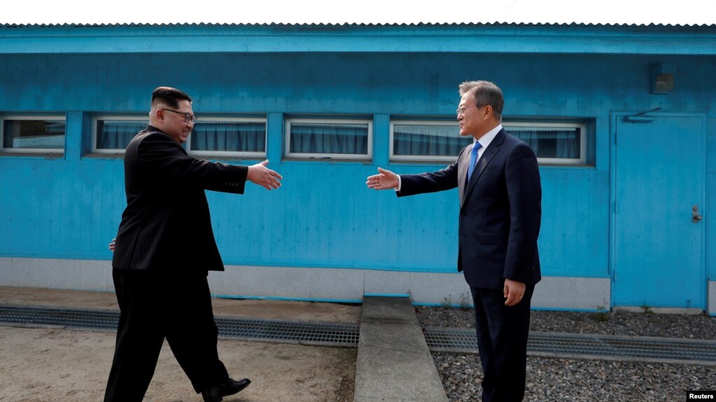 资料图片：2018年4月27日，韩国总统文在寅和朝鲜领导人金正恩在朝韩非军事区内的板门店握手(photo:VOA)