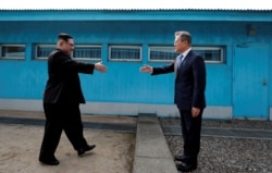 South Korean President Moon Jae-in and North Korean leader Kim Jong Un shake hands at the truce village of Panmunjom inside the demilitarized zone separating the two Koreas, South Korea, April 27, 2018. Korea Summit Press Pool/Pool via Reuters TPX I