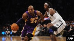 Kobe Bryant des Lakers dans un match contre les Lakers à New York City le 5 février 2013.