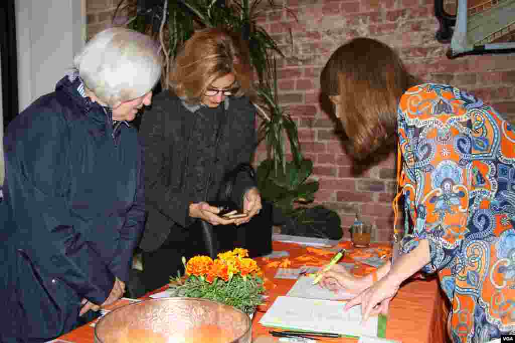 Guests register at a Washington, DC fundraiser and silent auction organized by Caring for Cambodia, a non-profit to help support 21 impoverished schools in Cambodia&#39;s Siem Reap province, May 4, 2017. (VOA Khmer)