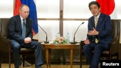 Ruski predsednik Vladimir Putin i japanski premijer Šinzo Abe
