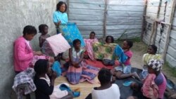 Jovens recebem instruções sobre higiene menstrual e aprendem a fazer pensos reutilizáveis