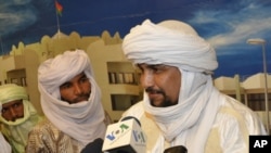 Ag Intalla Algabass (à droite) et délégation d'Ansar Dine à Ouagadougou