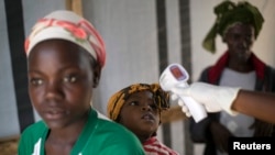 Dans un centre de la Croix-rouge à Koidu, Sierra Leone, le 19 décembre 2014. (REUTERS/Baz Ratner)