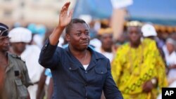 Le président Faure Gnassingbé du Togo, mercredi 22 avril 2015, saluant ses partisans lors de la campagne électorale pour la présidentielle du 25 avril.