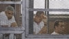 عکس آرشیوی از سه گزارشگر شبکه الجزیره در دادگاهی در قاهره، مصر - ۲۵ اردیبهشت ۱۳۹۳ 