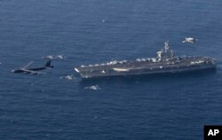 Авіаносець «Авраам Лінкольн» та літак США В-52Н, 2019 рік