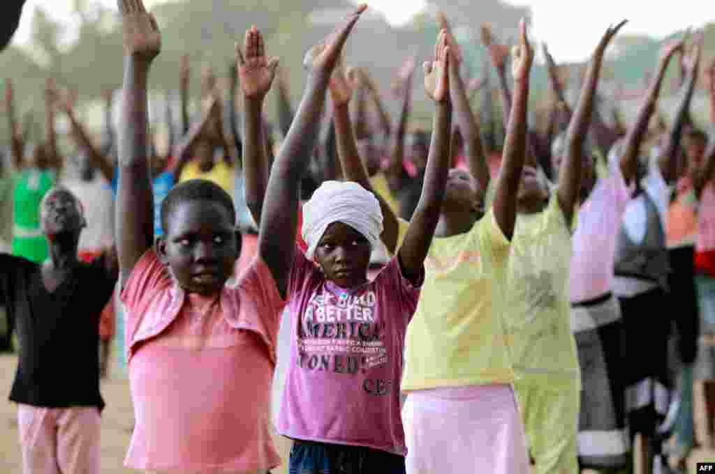 6 tháng 7: Trẻ em tập cho buổi lễ chào mừng độc lập ngày 9 tháng 7 của Nam Sudan, sau khi tách khỏi miền Bắc để trở thành quốc gia mới nhất của châu Phi . Hai miền đã ký hiệp định hòa bình năm 2005 để chấm dứt cuộc nội chiến. REUTERS/Thomas Mukoya