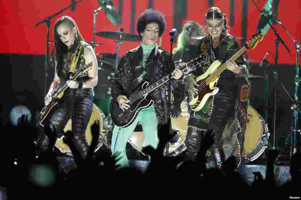 Prince durante su espectáculo en la entrega de los Premios Billboard.
