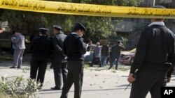 Polisi Mesir dan pakar forensik memeriksa di lokasi pasca ledakan di Kairo, Mesir hari Jumat (9/12).