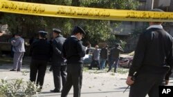 قاہرہ میں بم دھماکے کے بعد پولیس شواہد اکھٹے کر رہی ہے۔ ( 9 دسمبر 2016 )
