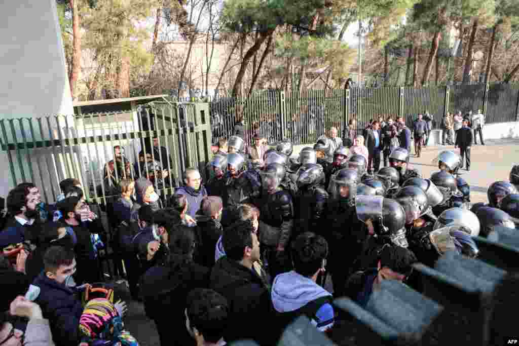 درگیری دانشجویان دانشگاه تهران با پلیس ضد شورش 