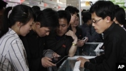 지난해 5월 북한 평양에서열린 봄철국제상품전람회에서 주민들이 소형 컴퓨터를 살펴보고 있다. 전람회에는 독일과 스위스, 이탈리아 등 유럽 기업들도 참가했다. (자료사진)