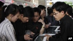 지난 2013년 5월 북한 평양에서열린 봄철국제상품전람회에서 관람객들이 태블릿 컴퓨터를 살펴보고 있다. (자료사진)