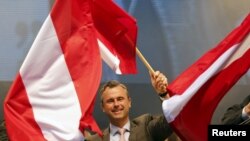 Le candidat du parti de l'extrême droite FPÖ, Norbert Hofer, entouré de drapeau autrichien le 22 avril 2016.