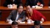 中國政府指定的第十一世班禪喇嘛堅贊諾布（右）於2015年3月11日參加兩會。