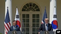 အမေရိကန်သမ္မတ Donald Trumpနဲ့ တောင်ကိုးရီးယား သမ္မတ Moon Jae-in နဲ့ပူးတွဲကျင်းပတဲ့ သတင်းစာရှင်းလင်းပွဲ။