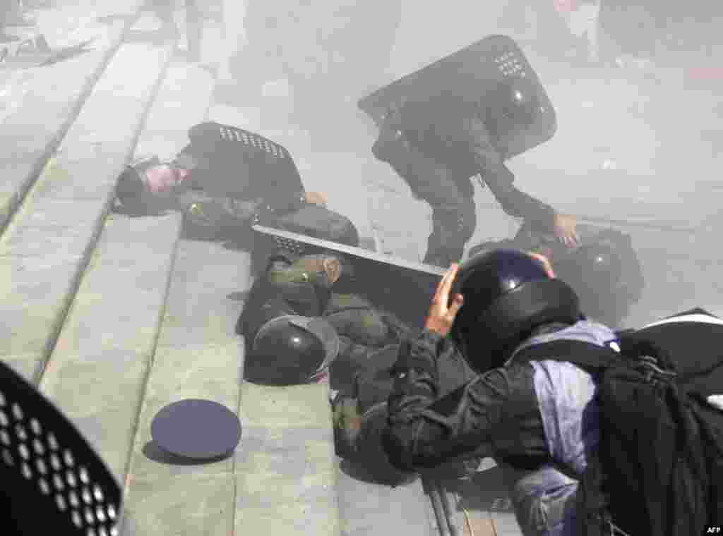 در آگوست ۲۰۱۵، درگیریها بین تندروهای اوکراین برای جدایی از این کشور و پیوستن به روسیه افزایش یافت. در عکس پلیس سعی دارد به مجروحان کمک کند.