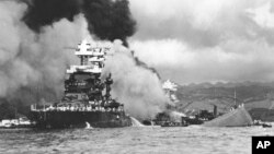 ARHIVA - Razarač Vest Virdžinija pored potonulog brda Oklahoma posle napada na Perl Harbor na Havajima, 7. decembra 1941. (Foto: AP/US Navy)
