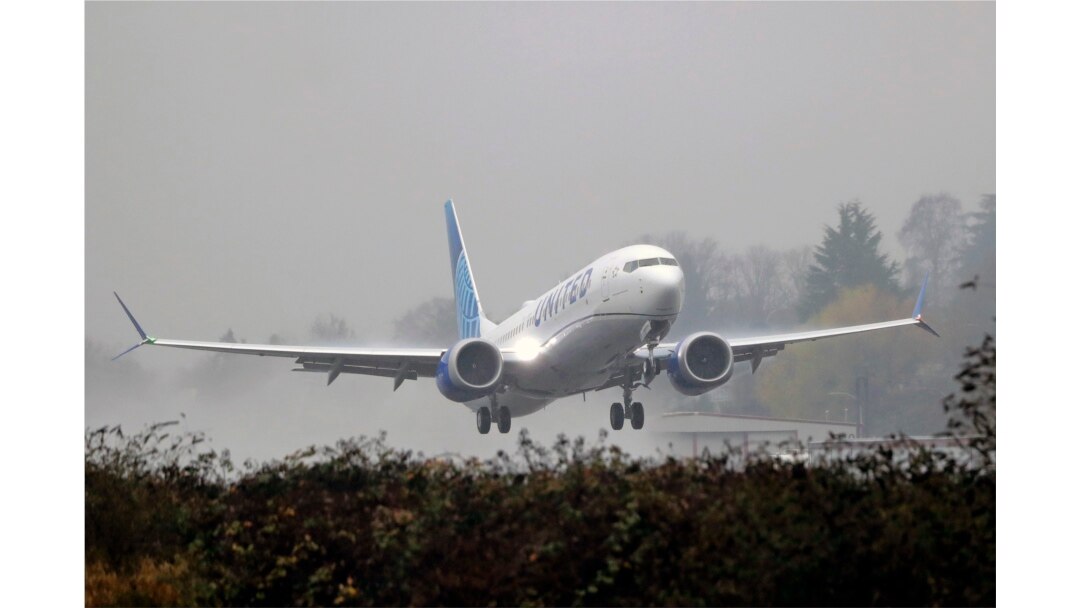 Un Boeing 737 MAX de United Airlines despega del Aeropuerto Municipal en Renton, Washington.