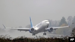 Pesawat United Airlines Boeing 737 Max lepas landas dalam keadaan hujan, Rabu, 11 Desember 2019, di Bandara Kota Renton di Renton, Washington. (Foto: AP)