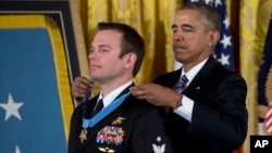 El presidente Barack Obama entregó la Medalla de Honor al máximo jefe de operaciones especiales de guerra Edward Byers, Jr., el lunes, 29 de febrero de 2016.