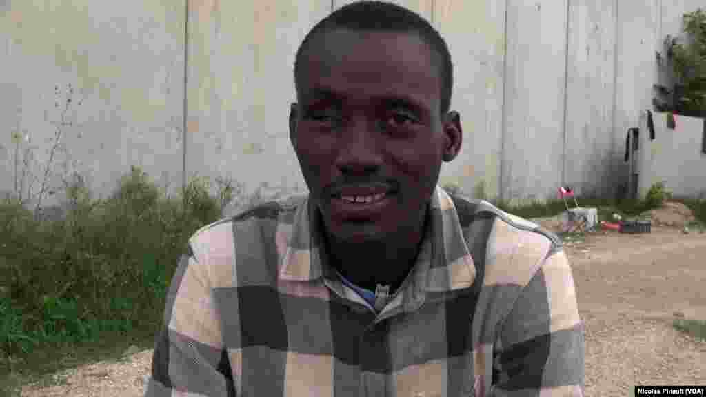 Sama Tounkara, un Malien de 23 ans. Il a quitté son pays en 2014 pour tenter de rejoindre l&#39;Europe. Il pose pour VOA Afrique dans le centre d&#39;accueil de la Croix Rouge italienne derrière la gare de Tiburtina, Rome, 5 octobre 2015 (Nicolas Pinault/VOA). &nbsp;