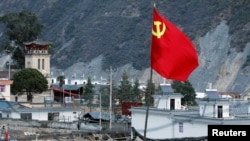 中國雲南省迪慶藏族自治州茨中村茨中堂附近豎立了中共黨旗。