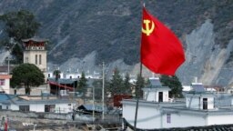 2018年12月24日，中国云南省迪庆藏族自治州茨中村茨中堂附近有一面中国共产党旗帜。