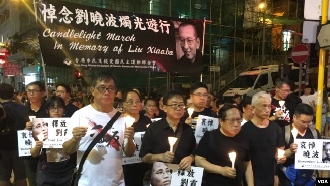 香港支联会主席何俊仁(右三)2017年7月15日引领悼念刘晓波烛光游行。 (美国之音记者海彦拍摄 )