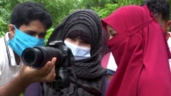 Para pengungsi Rohingya belajar fotografi di kamp pengungsi Rohingya di Bangladesh (foto: Reuters).