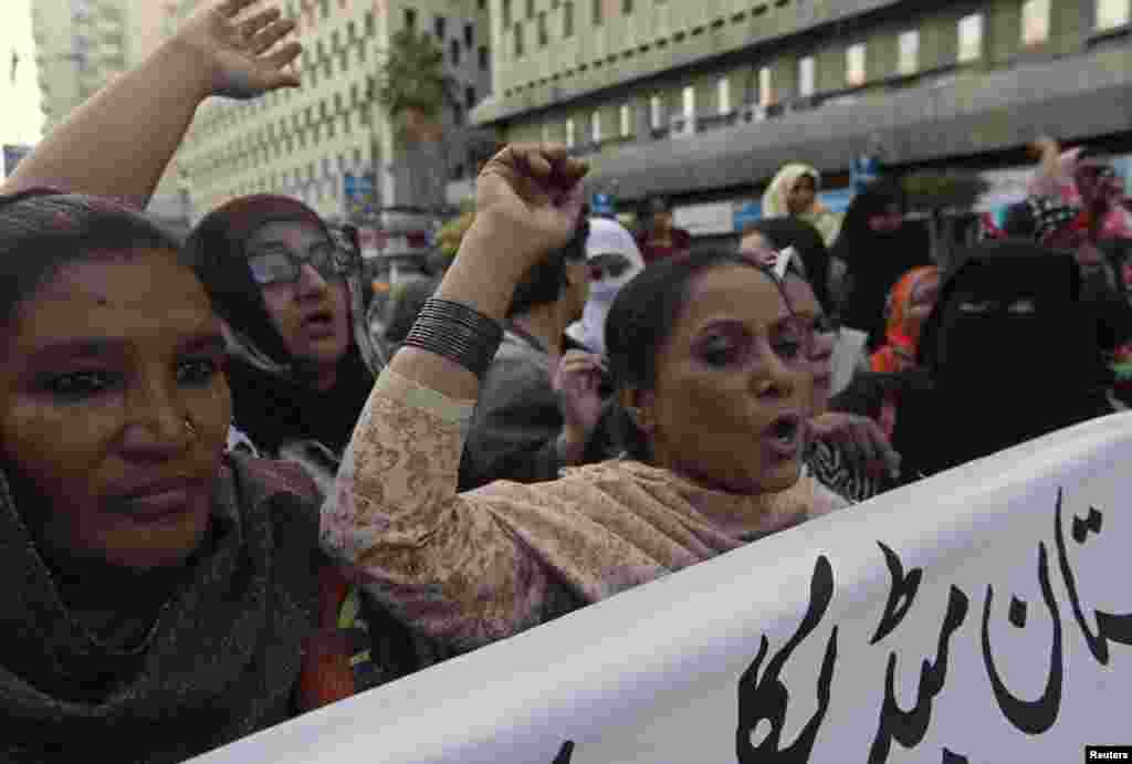 انسداد پولیو کی خواتین کارکنان نعرہ بازی کر رہی ہیں 