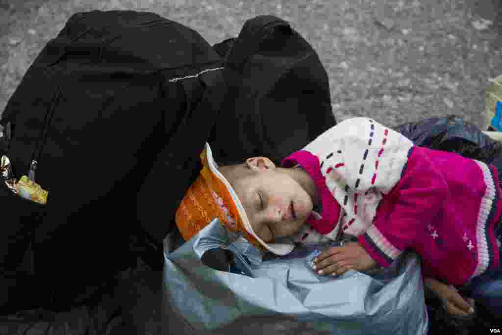 A small child sleeping, Croatia, Sept. 17, 2015. (Ayesha Tanzeem/VOA)