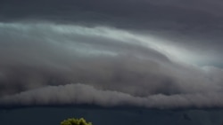 Awan besar terbentuk saat badai bergerak melewati Dalby, Queensland, Australia. (Foto: Reuters)