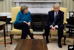 여러 국제 현안에서 이견을 표출했던 도널드 트럼프 대통령과 앙겔라 메르켈 독일 총리는 지난해 3월 17일 백악관 정상회담에서 다소 어색한 장면을 연출했다.