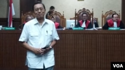 Mantan Wakil Presiden Boediono bersaksi di Pengadilan Tindak Pidana Korupsi di Jakarta, Kamis (19/7), dalam kasus BLBI. (VOA/Fathiyah)