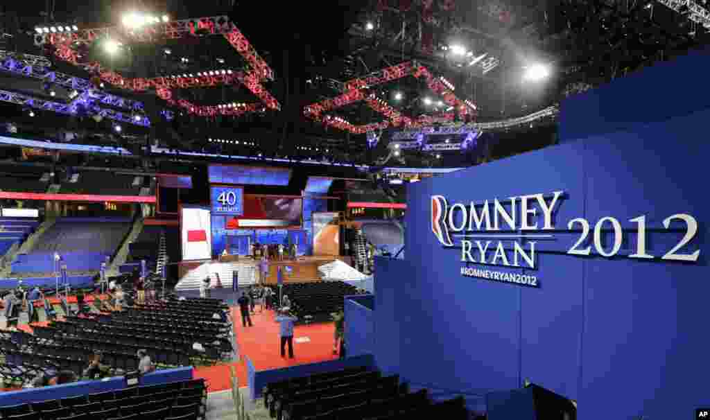 Los trabajadores preparan el escenario del Tampa Bay Times Forum donde se llevarán a cabo los principales eventos de la convención republicana de Tampa, Florida.