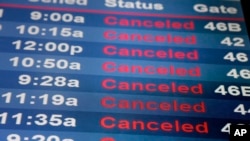 Los aeropuertos en la costa noreste de EE.UU. se vieron obligados a cancelar miles de vuelos por la tormenta invernal el martes, 14 de marzo, de 2017.
