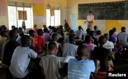 Sekolah Dasar Swedia setelah dibuka kembali setelah penutupan COVID-19 di Pemukiman Pengungsi Kyaka II, di Distrik Kyegegwa, Uganda, 11 Januari 2022. (Foto: Reuters)