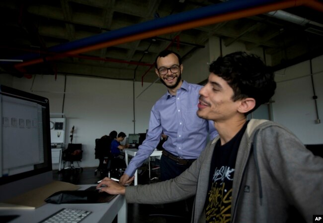 En la foto, de pie, Gabriel Jiménez, de 27 años, el principal estratega del Petro, la criptomoneda venezolana. Foto AP, marzo 7 de 2018.