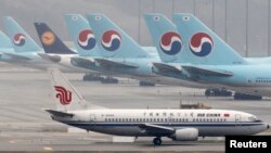 중국국제항공(Air China) 여객기가 한국 인천국제공항 터미널에 대기하고 있다. (자료사진)