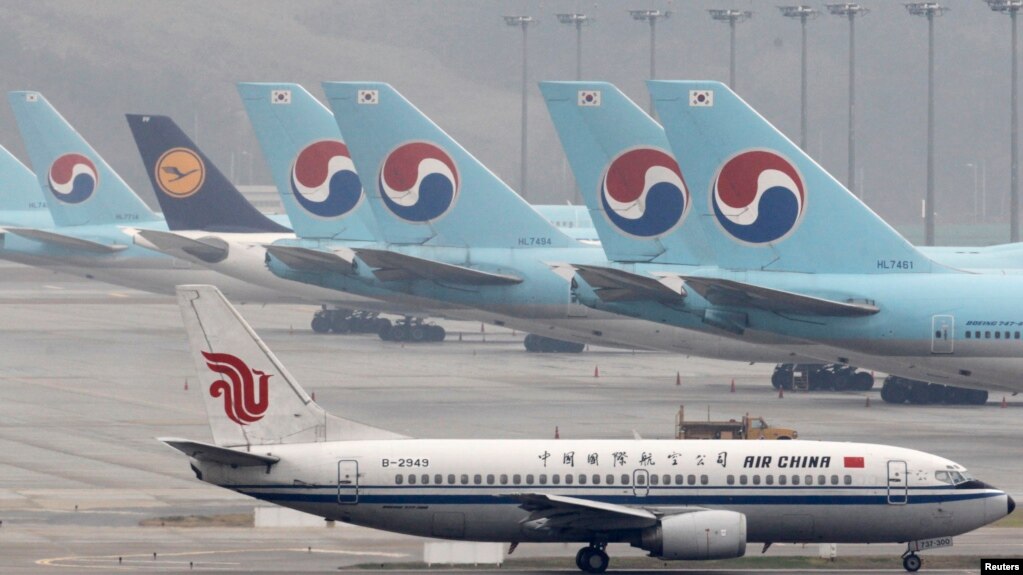 Các máy bay của hãng Korean Air và Lufthansa đậu phía sau một chiếc Air China Boeing 737-300, tại phi trường Incheon International Airport. Hình minh họa. (REUTERS/Jo Yong-Hak)