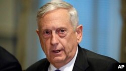 Menteri Pertahanan AS Jim Mattis memberikan keterangan kepada media di Pentagon, hari Kamis (19/10) . 